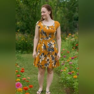 Small GILLI Mustard Yellow Floral Cap Sleeve Dress A-line Fit And Flare Flowy